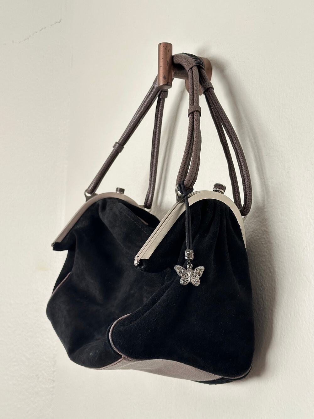 Sondra Roberts Black Suede Brown Pebbled Leather Kisslock Purse Cookie Lee Charm